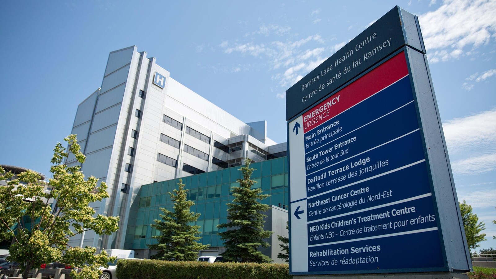L'hôpital et l'affiche qui présente les différents services