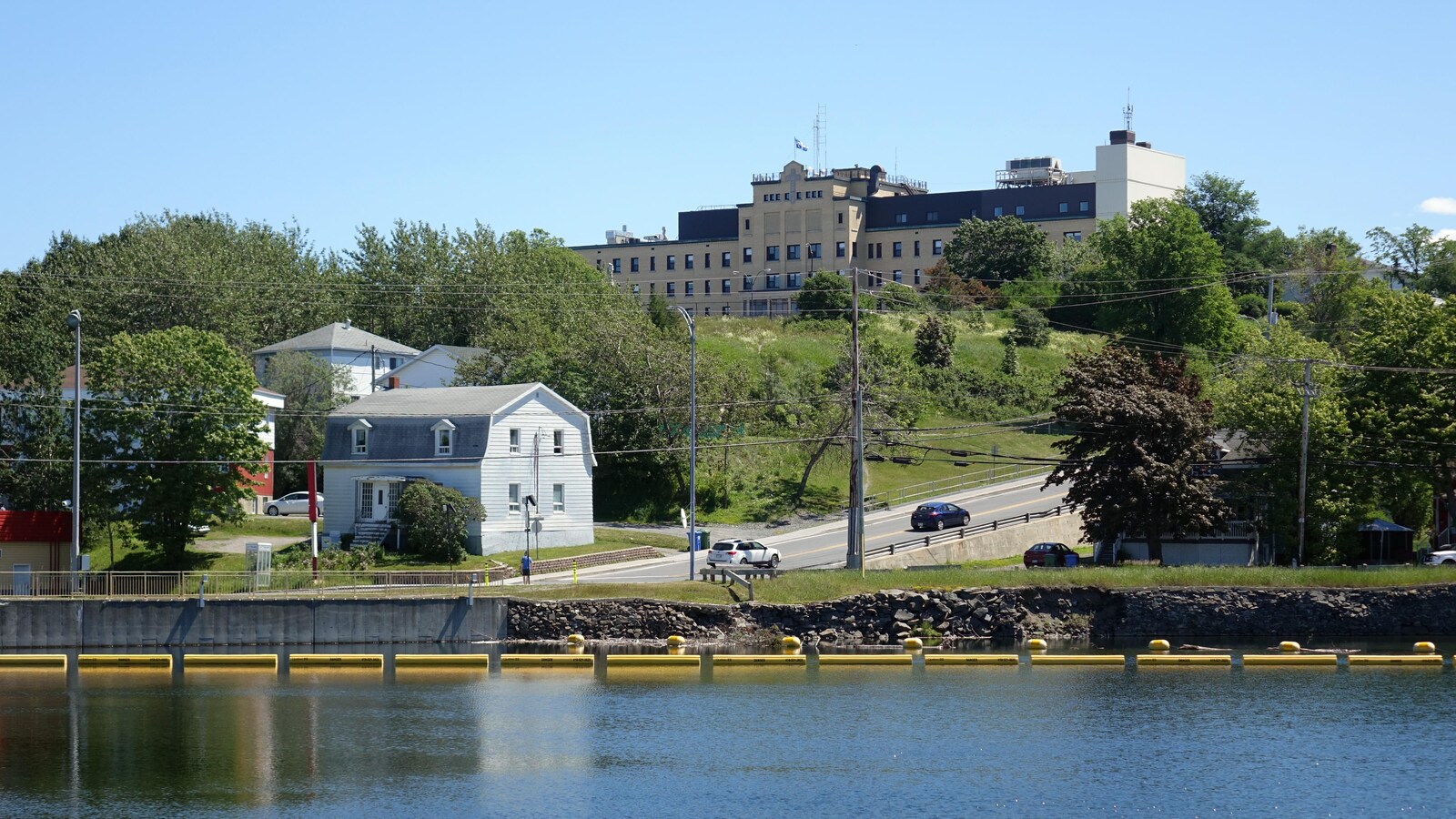 Rivière et route au pied de l'hôpital de Matane