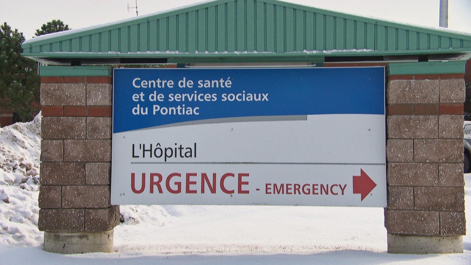 Un panneau bilingue du Centre de santé et de services sociaux du Pontiac qui annonce l'urgence de l'hôpital.