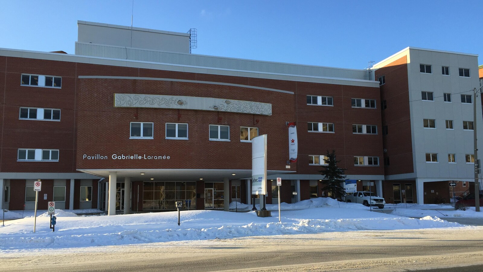Le pavillon Gabrielle-Laramée du centre hospitalier de Rouyn-Noranda en hiver.