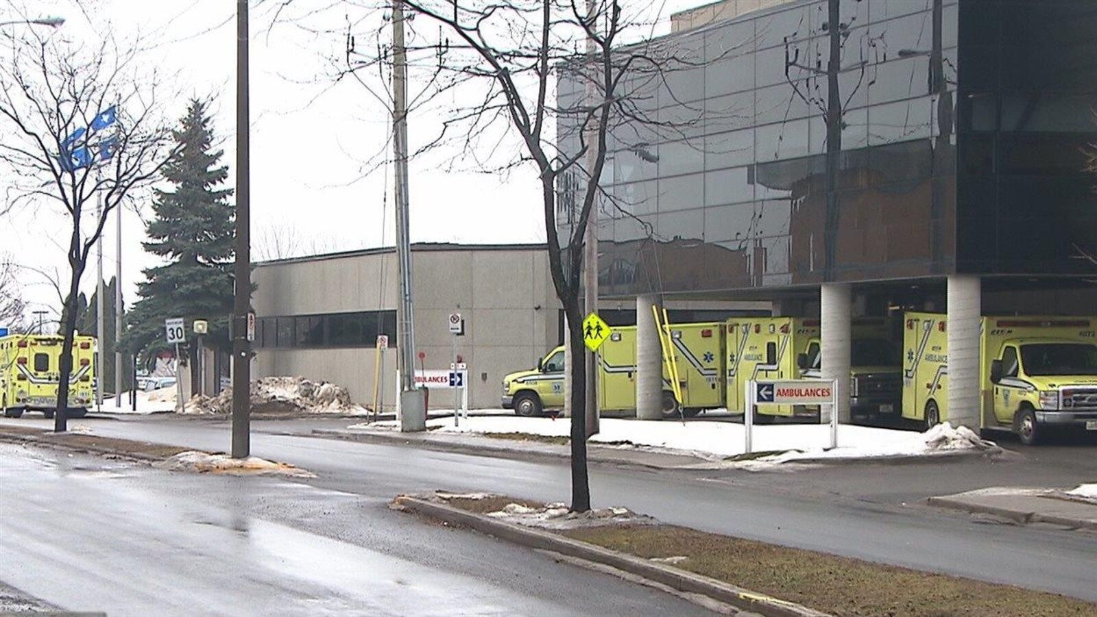 Des ambulances devant l'Hôpital du Suroît