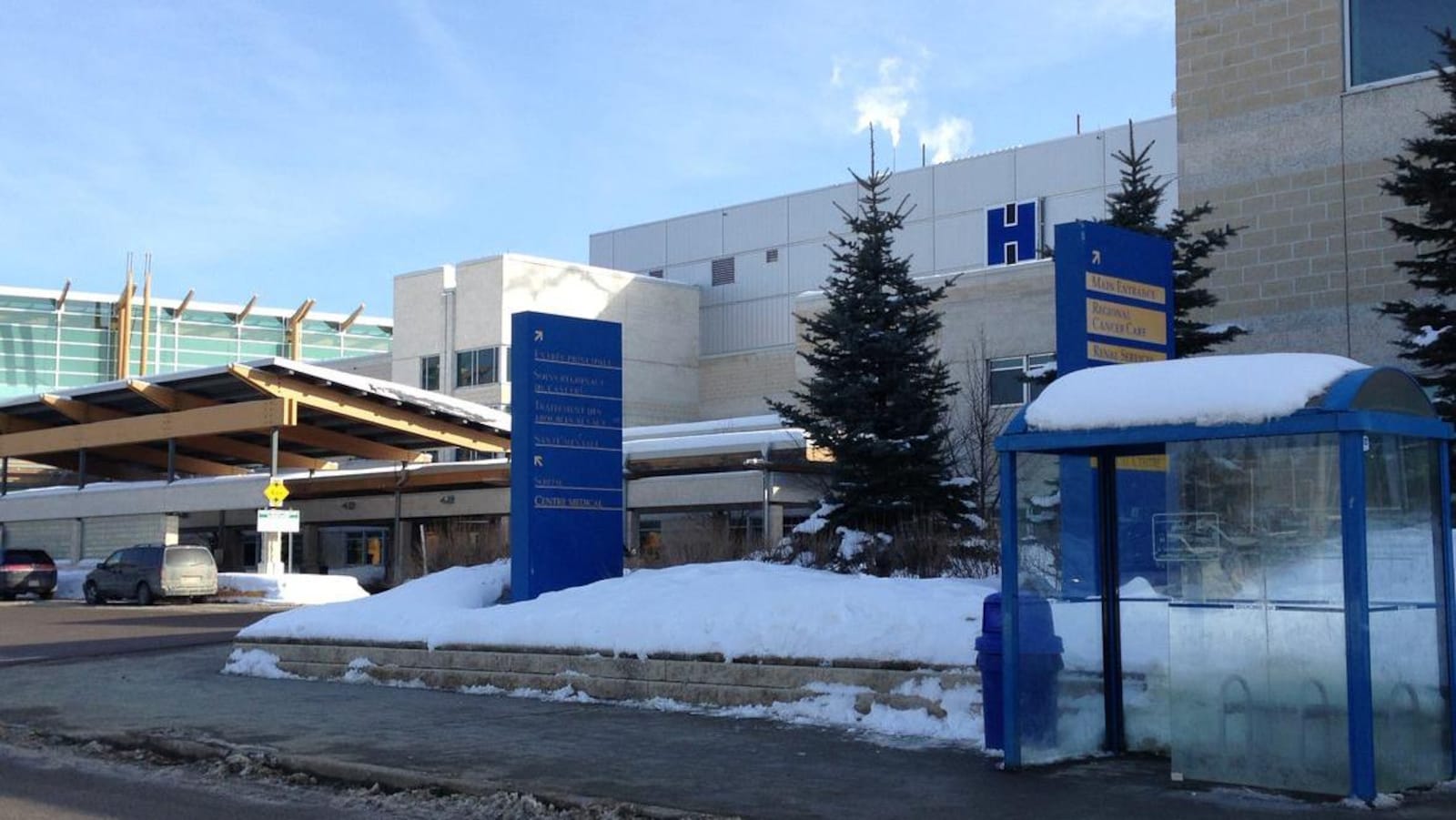 Un hôpital pendant l'hiver.