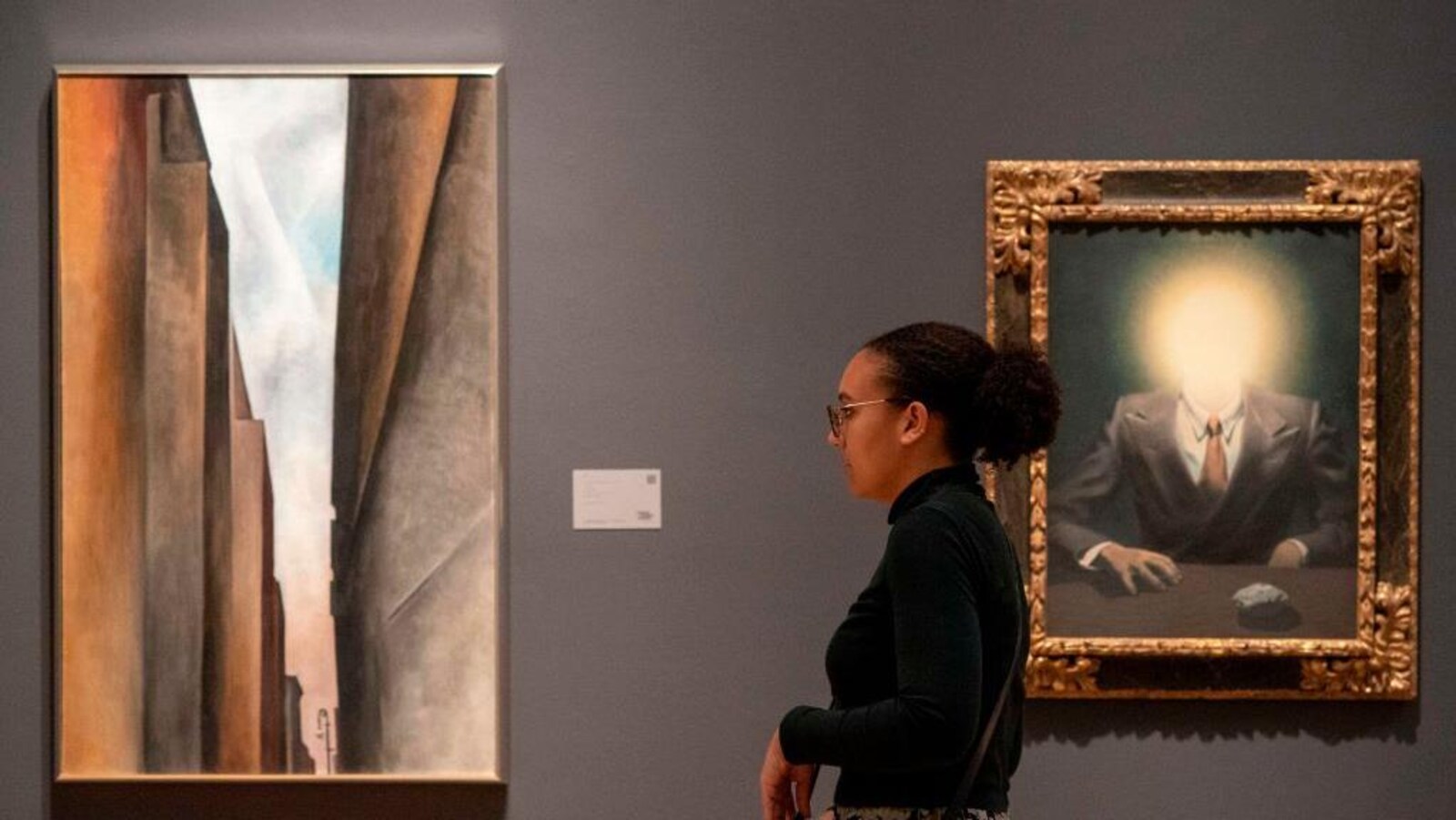 Le tableau « Le principe du plaisir » représente un homme dont la tête est remplacée par une boule de lumière.
