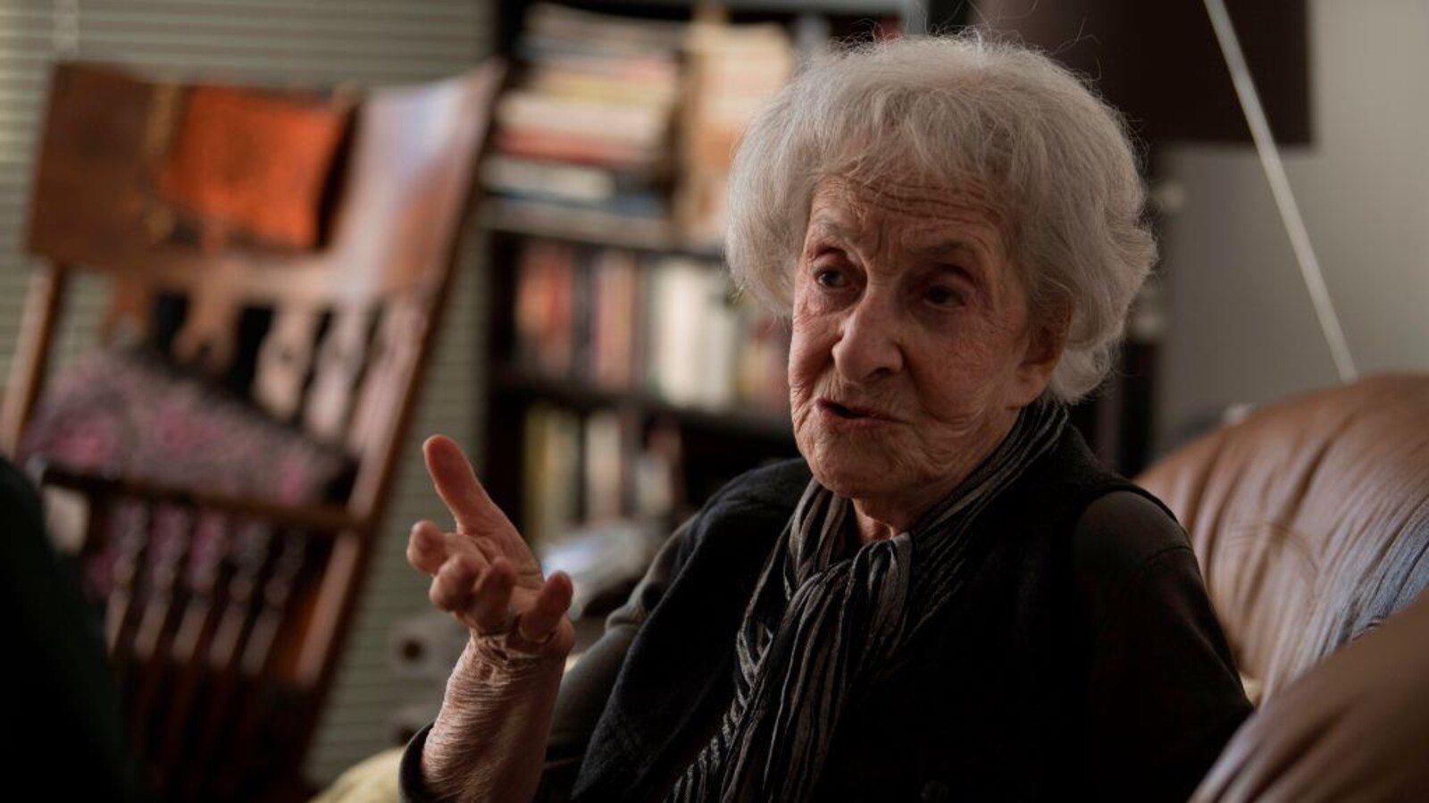 La poétesse uruguayenne Ida Vitale parle, assise sur un canapé, durant une entrevue avec l'AFP.