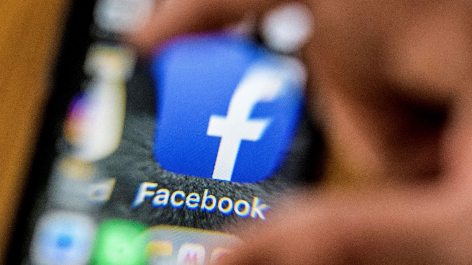 Le logo de l'application de Facebook pour mobile sur un téléphone.