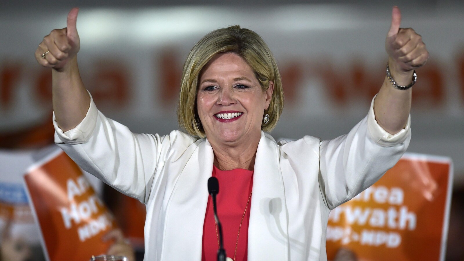 Andrea Horwath lève les pouces dans les airs pour marquer la victoire.