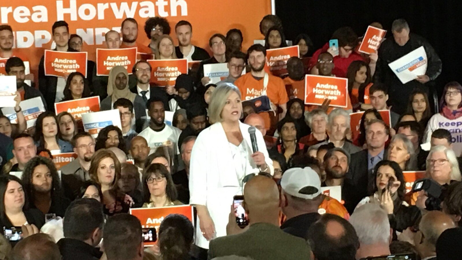 Andrea Horwath entourée de militants