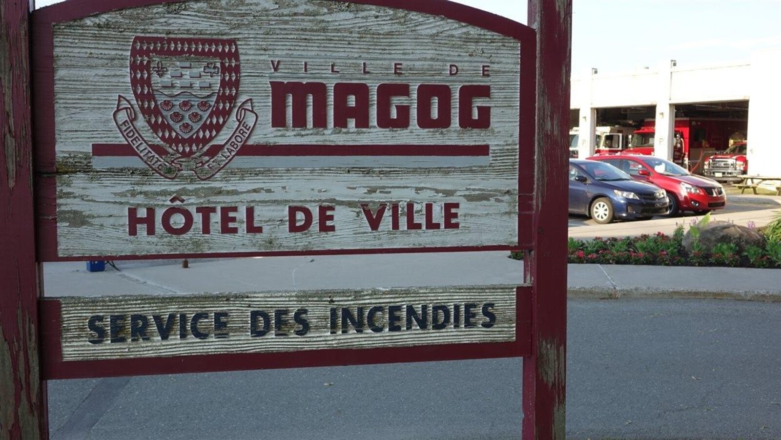 L'affiche de hôtel de ville et du service des incendies de Magog