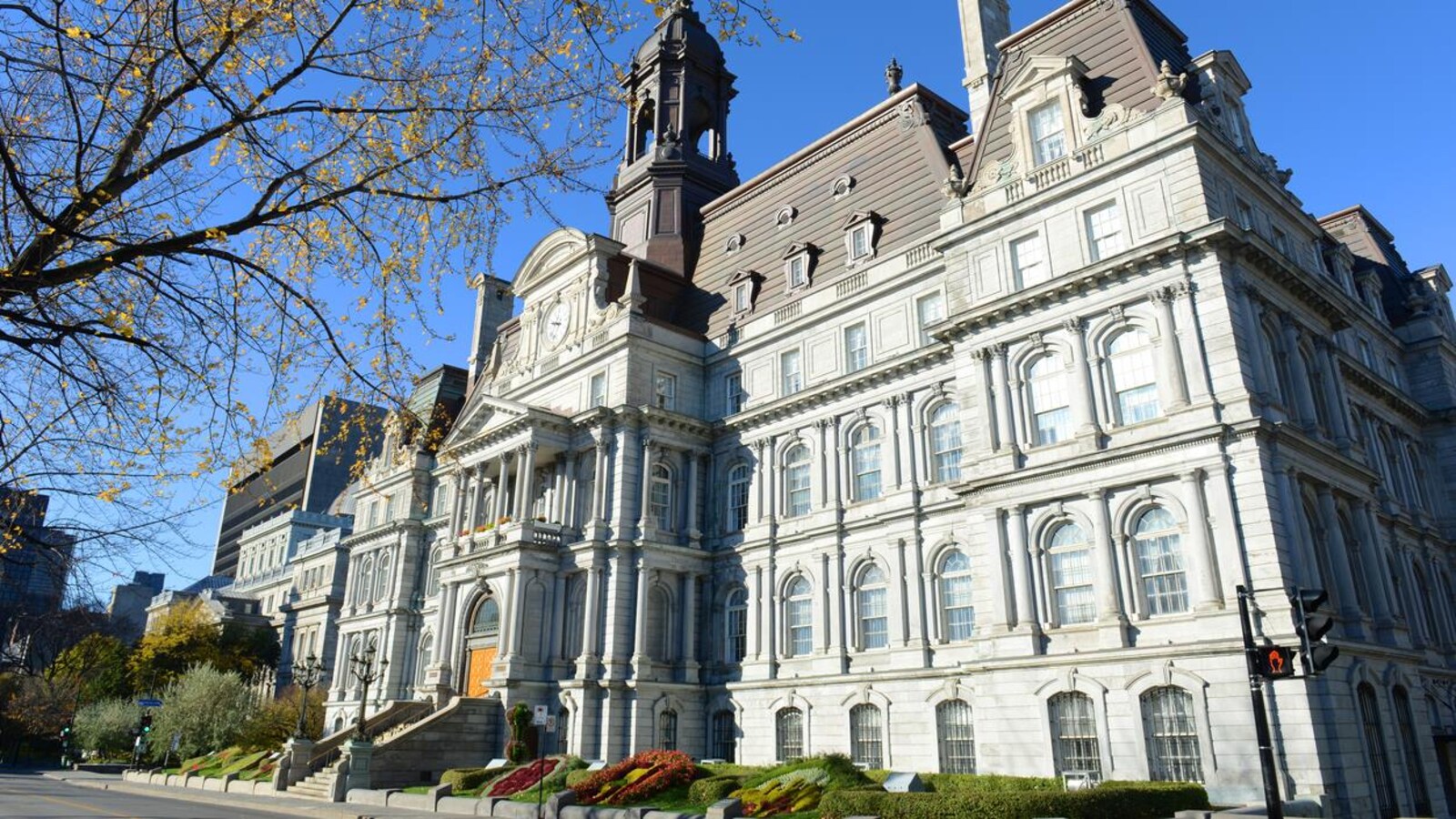 L'hôtel de ville de Montréal.
