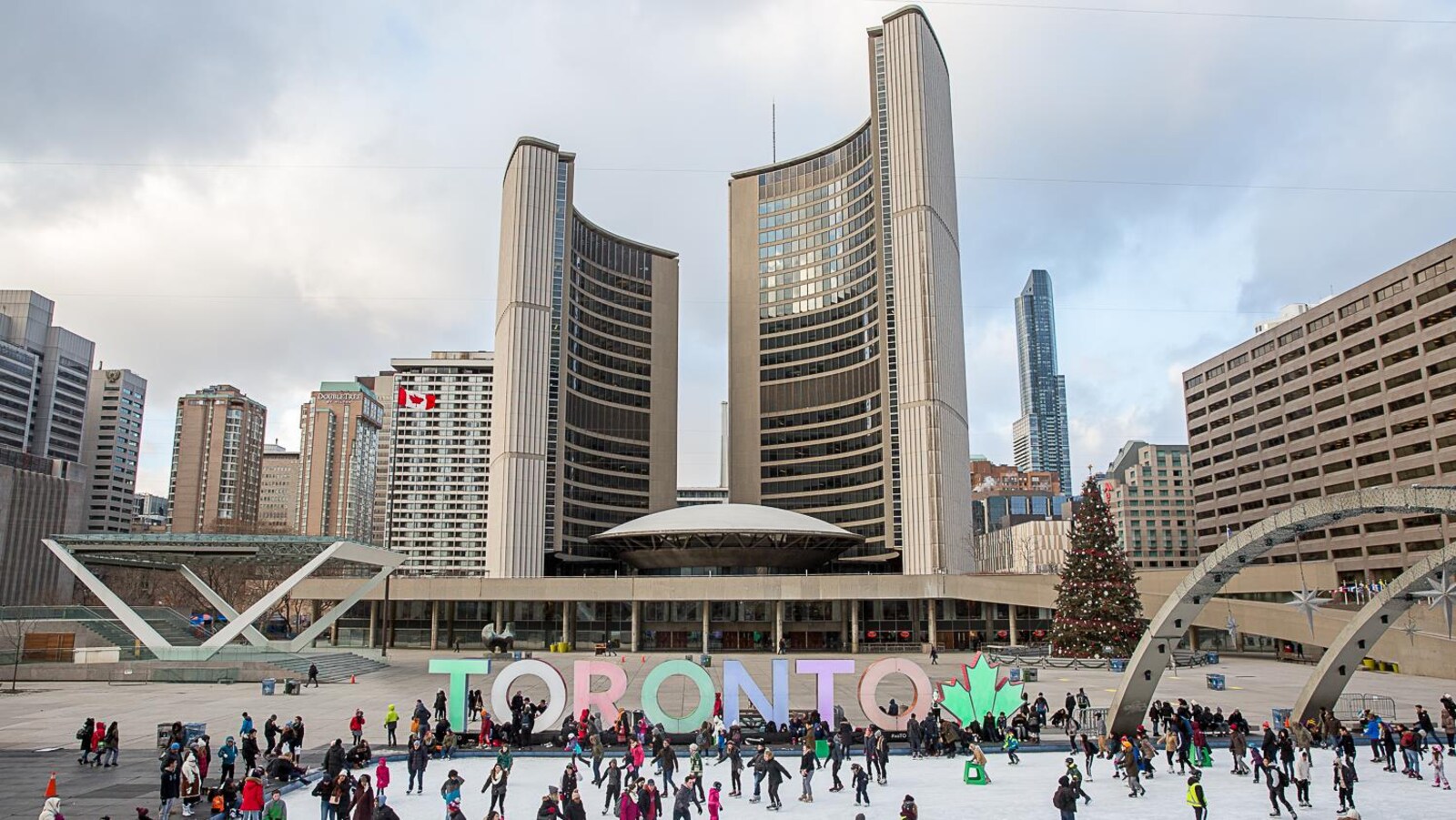La place Nathan Philipps et l'hôtel de ville de Toronto
