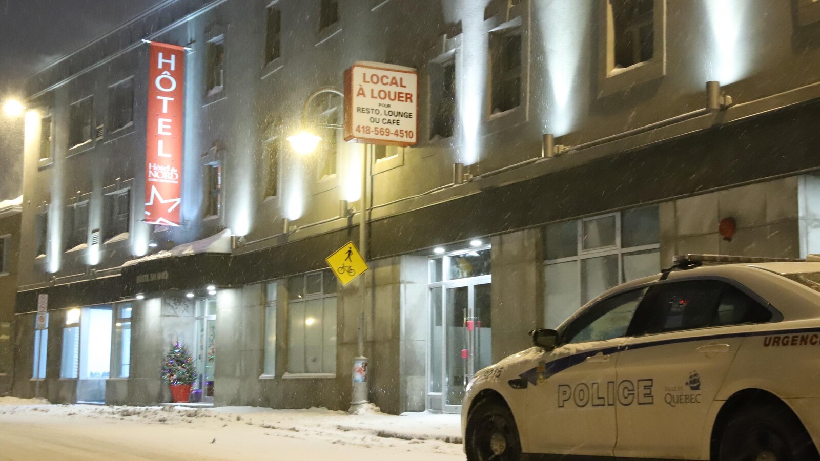 Une voiture de police devant l'Hôtel du Nord à Québec.