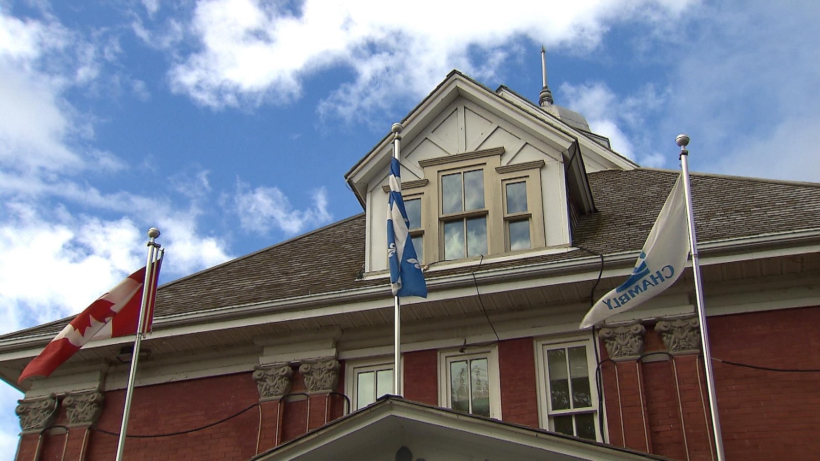 Drapeaux et hôtel de ville de Chambly