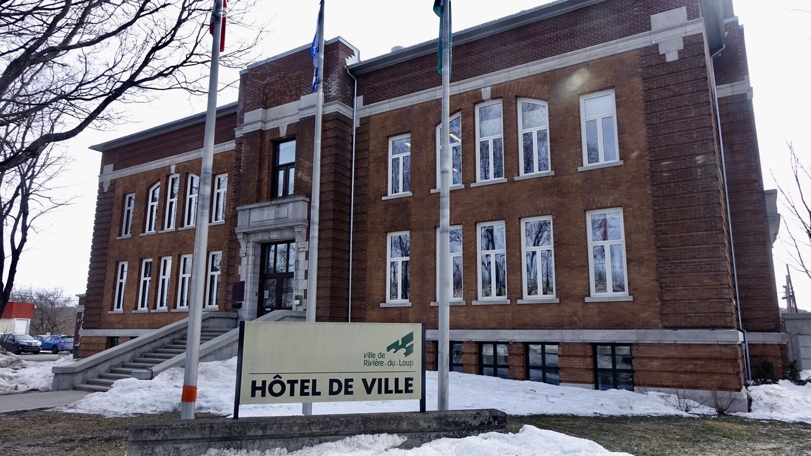 L'hôtel de ville de Rivière-du-Loup. Encore un peu de neige sur le terrain à quelques jours du printemps.