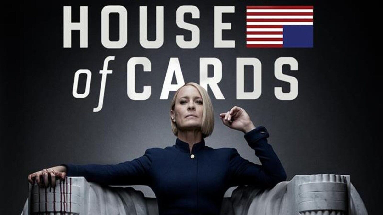Claire Underwood est assise sur un grand fauteuil en marbre, sa main droite en sang.