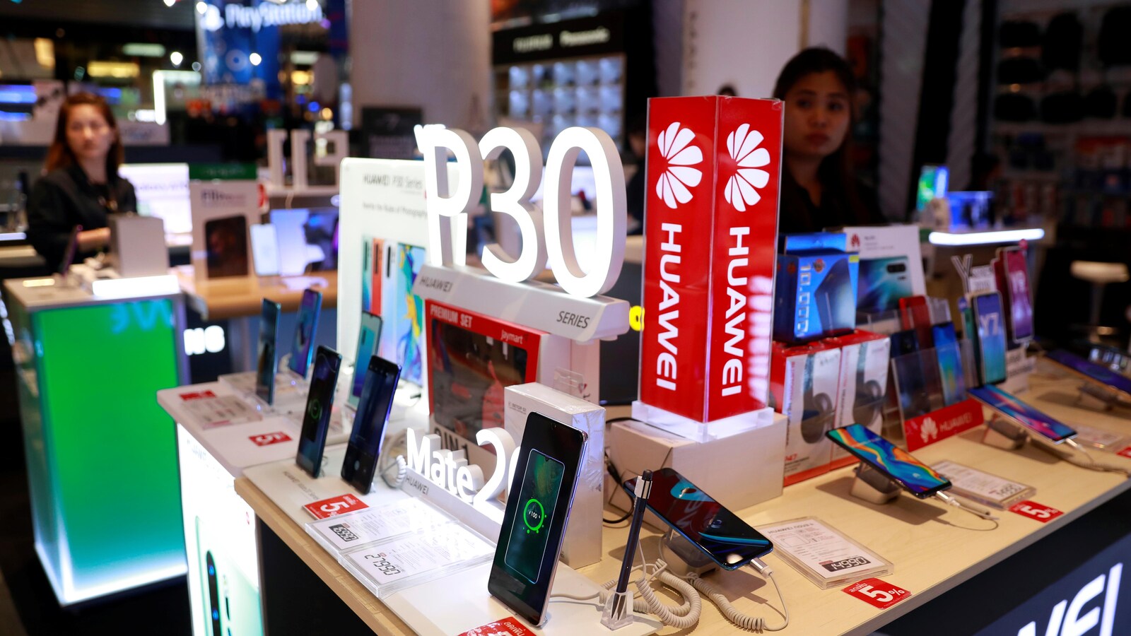 Un employé vend des téléphones intelligents Huawei P30 dans un centre commercial à Bangkok, en Thaïlande, le 22 mai 2019.