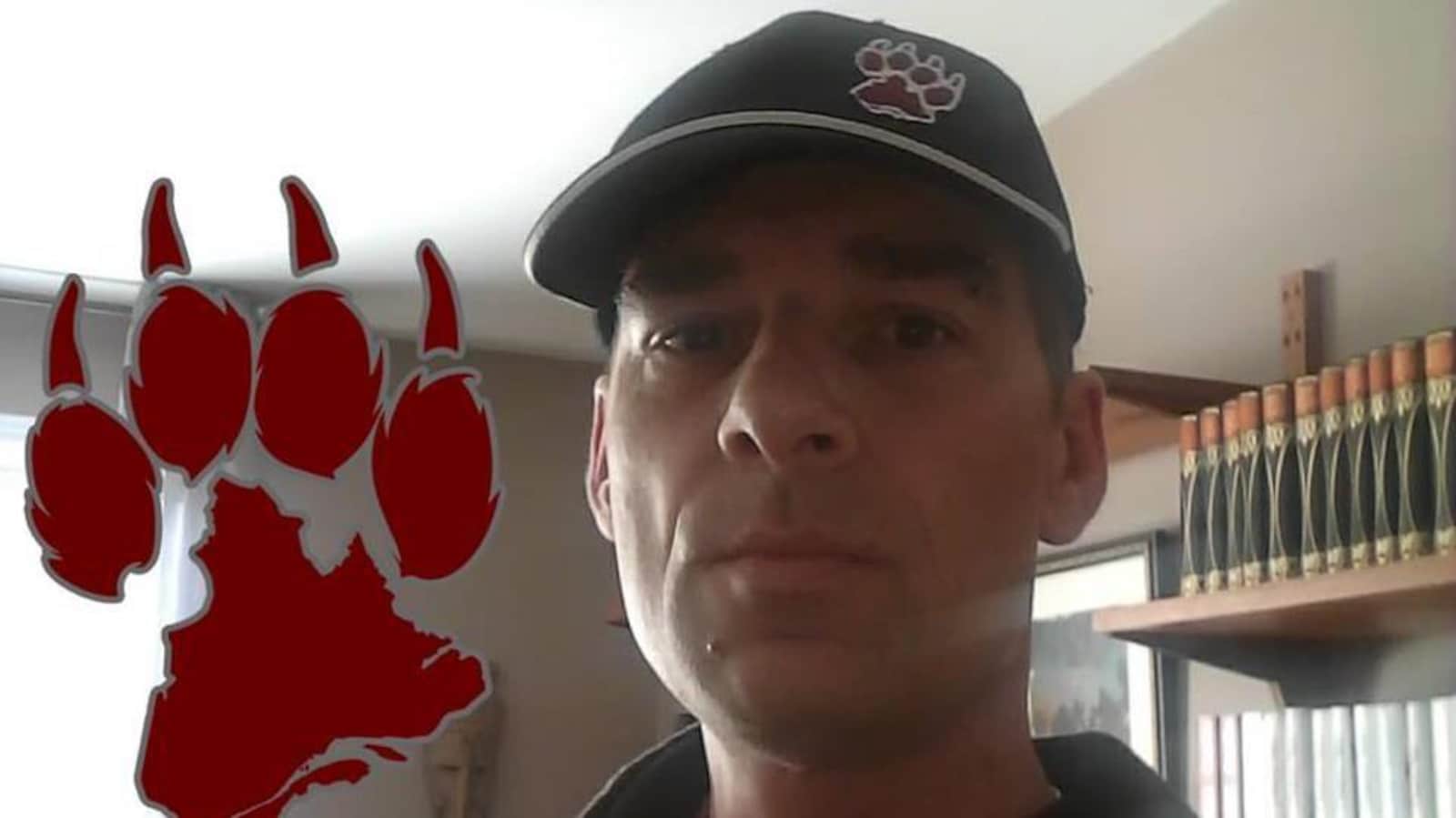 Une photo montrant un homme portant une casquette qui semble nous regarder dans les yeux. Une patte d'animal a été ajoutée sur la photo, tout comme les mots « chef de secteur 750, clan 15 ».