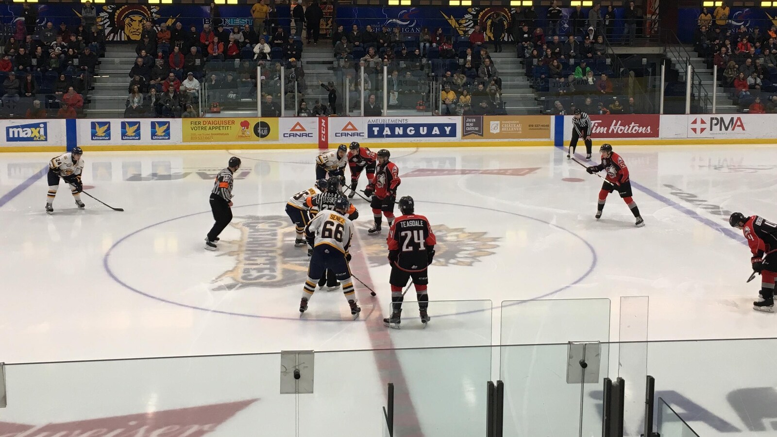 Une mise au jeu entre les Cataractes et les Huskies.