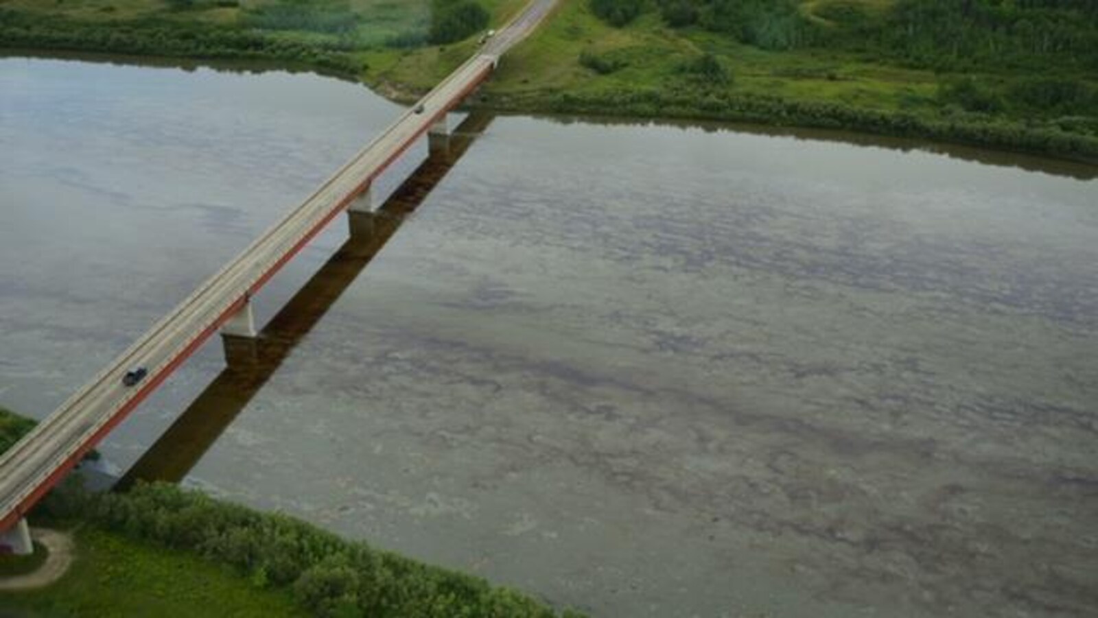 Vue aérienne de la rivière après la déversement