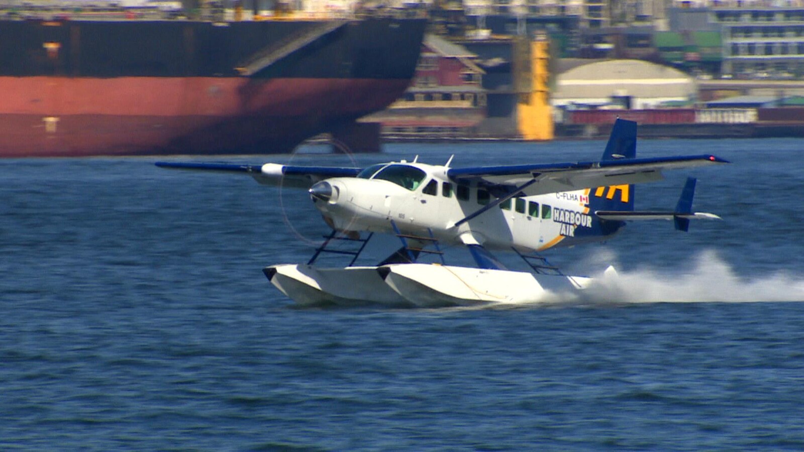 Un hydravion atterrit sur l'eau.