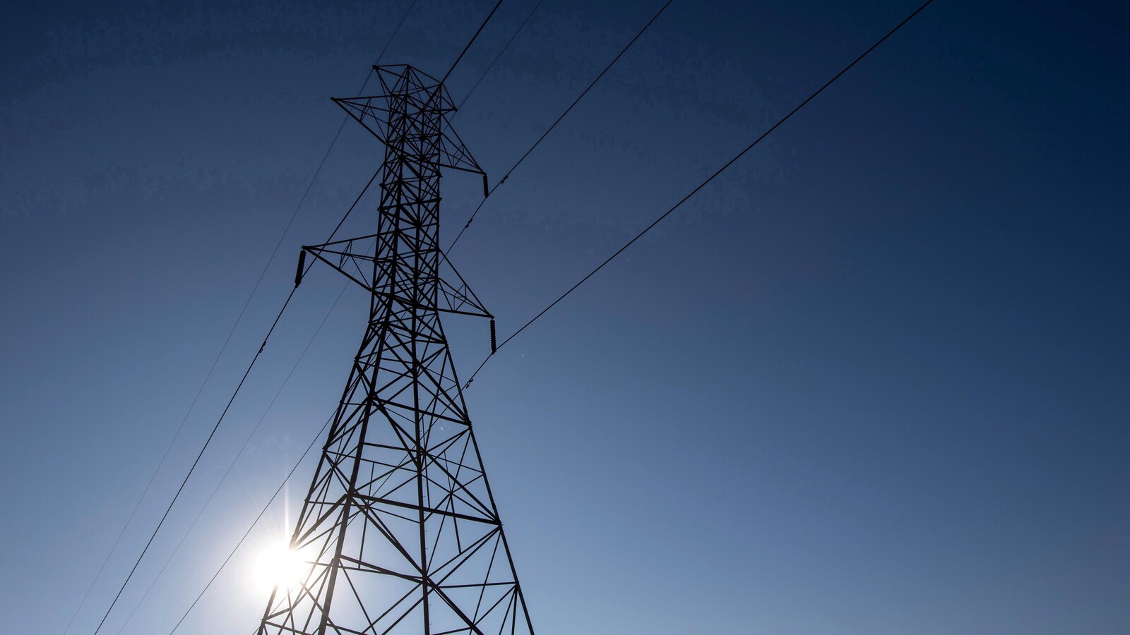 Un pylône électrique sur fond de ciel bleu