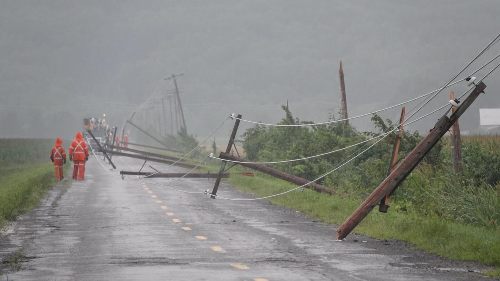 Des travailleurs d'Hydro-Québec sur le chemin Saint-Thomas à Rigaud