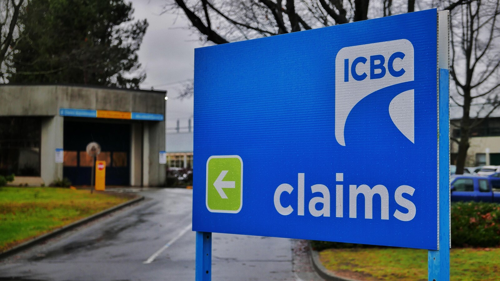Une enseigne de la société d'assurance automobile ICBC devant un centre de réclamations.
