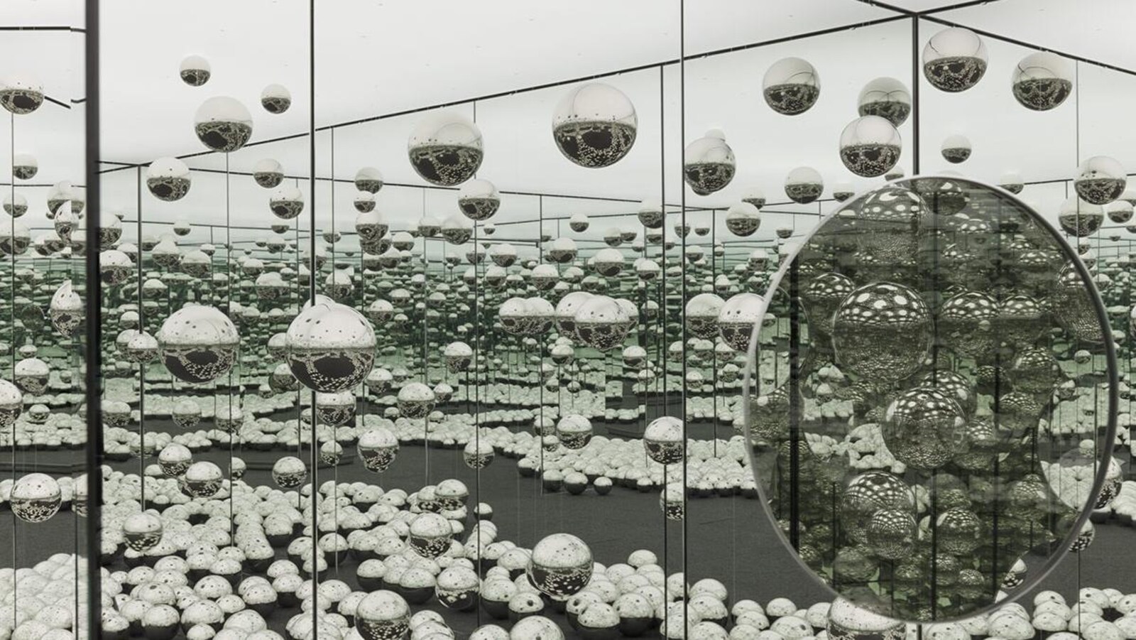 Une sale avec des mirroirs.