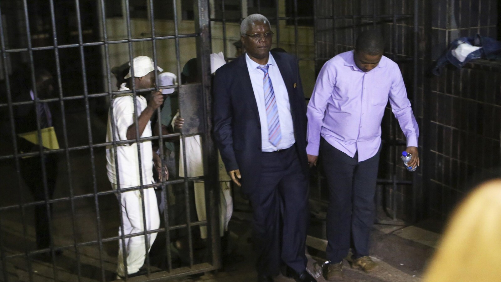 L’ancien ministre zimbabwéen des Finances Ignatio Chombo conduit en prison à Harare