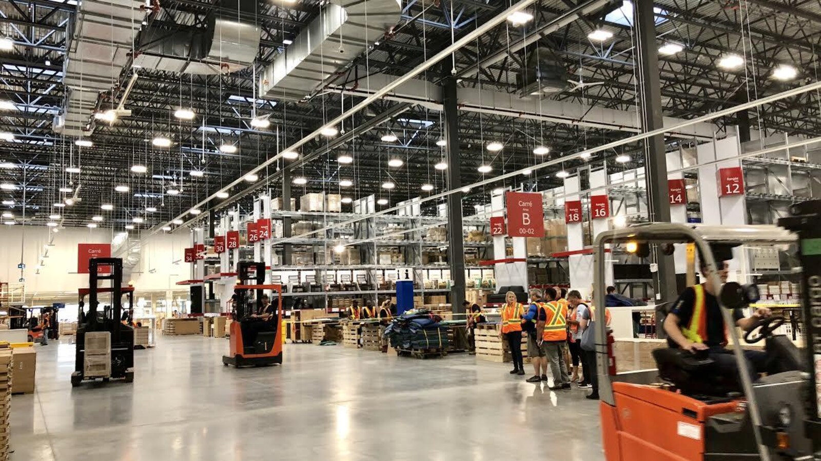 Une vue intérieure du nouveau magasin IKEA de Québec.