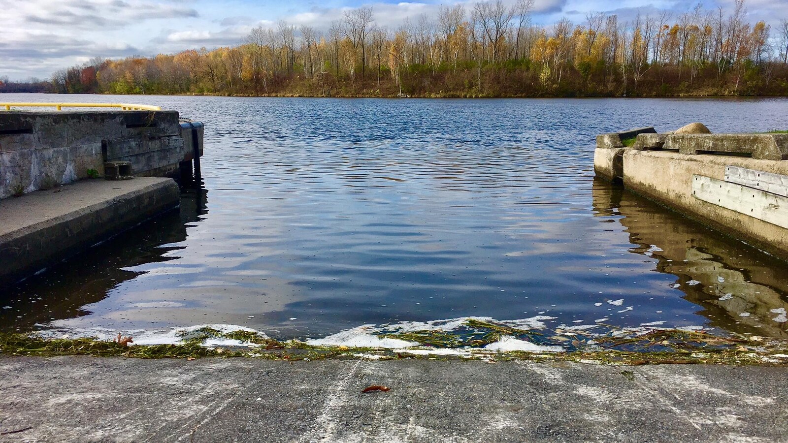 Une descente de bateau avec une vue sur l'île Hamilton