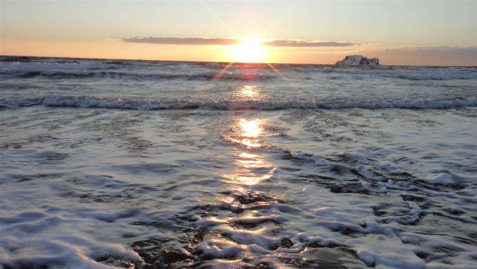 Le soleil se lève à l'horizon sur le golfe.
