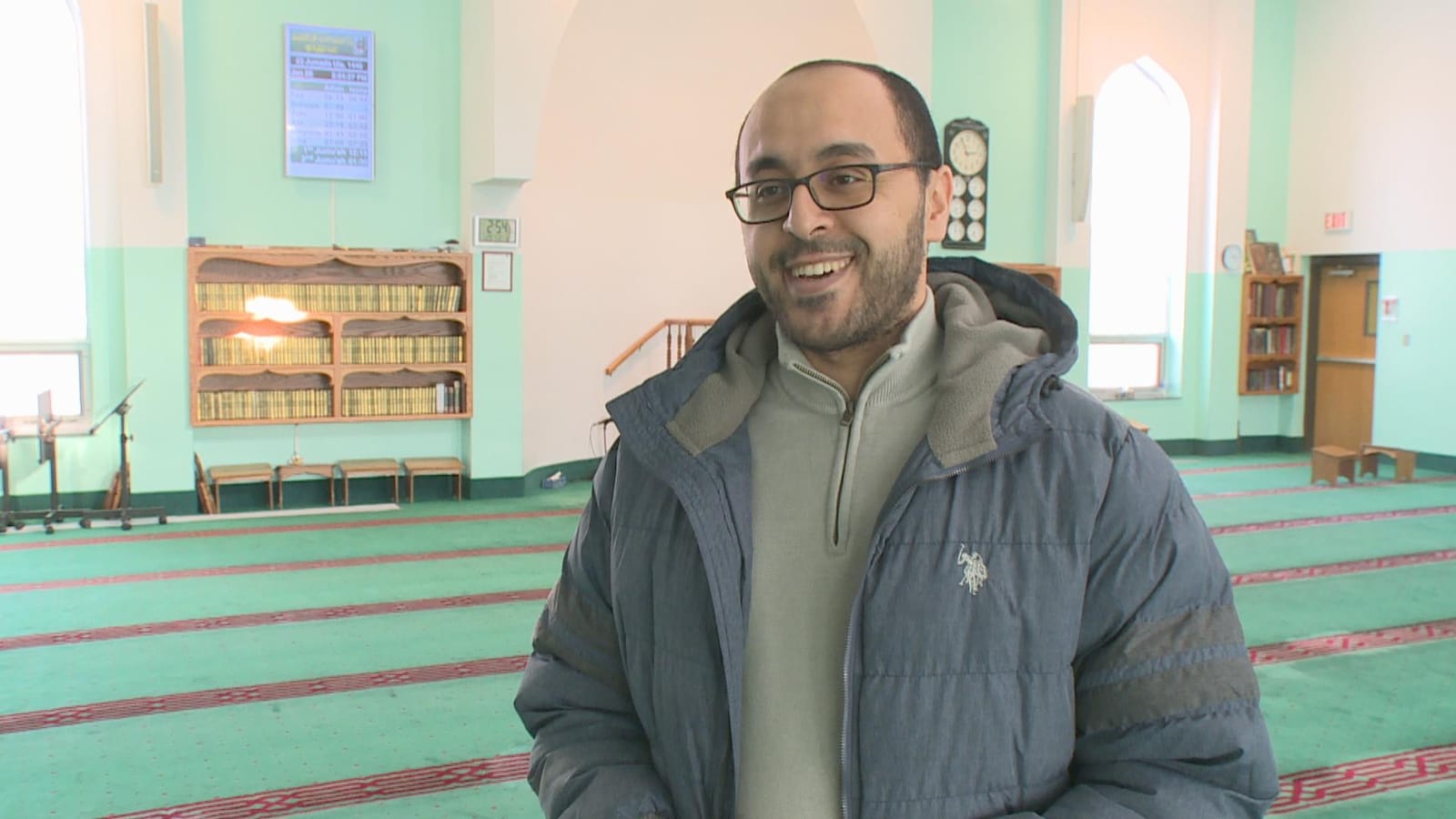 Un homme dans une mosquée