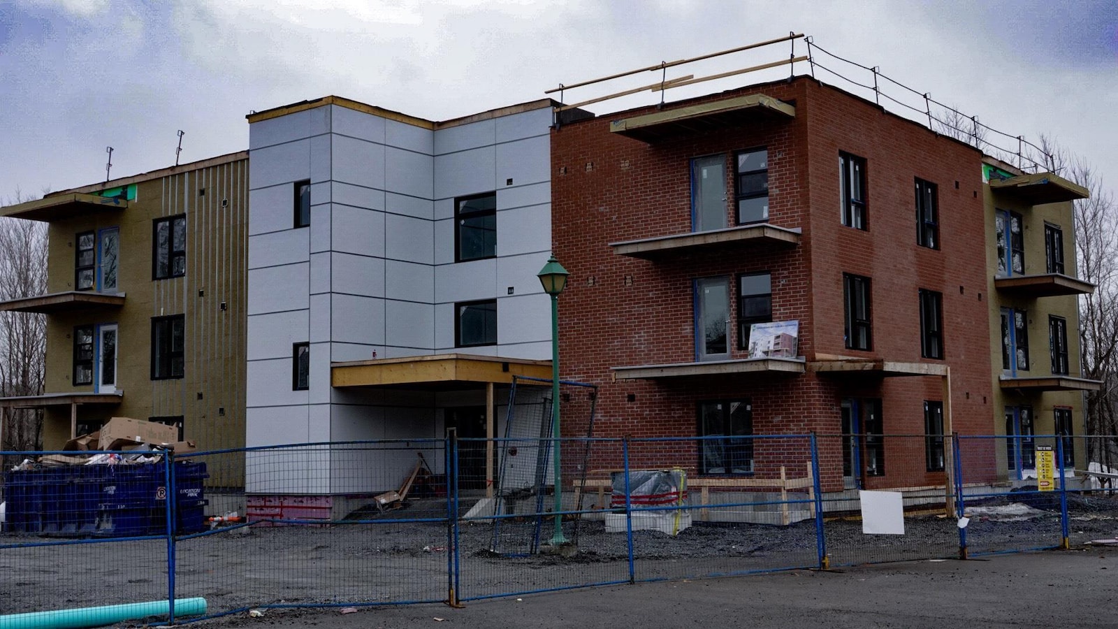 Un immeuble d'appartements en construction.