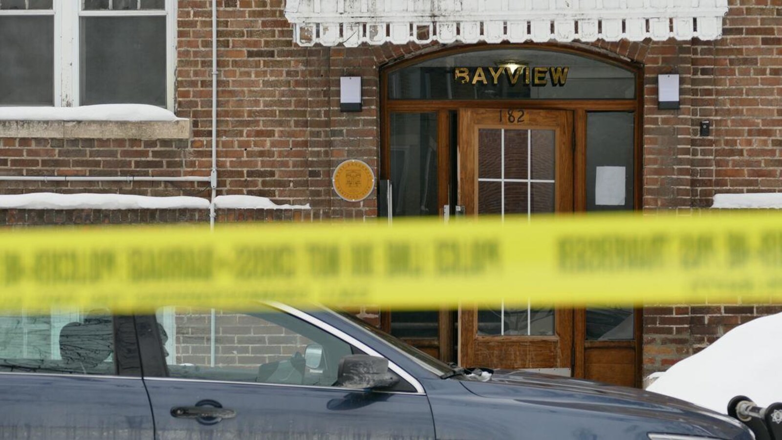 Un ruban de la police devant l'immeuble Bayview en briques rouges