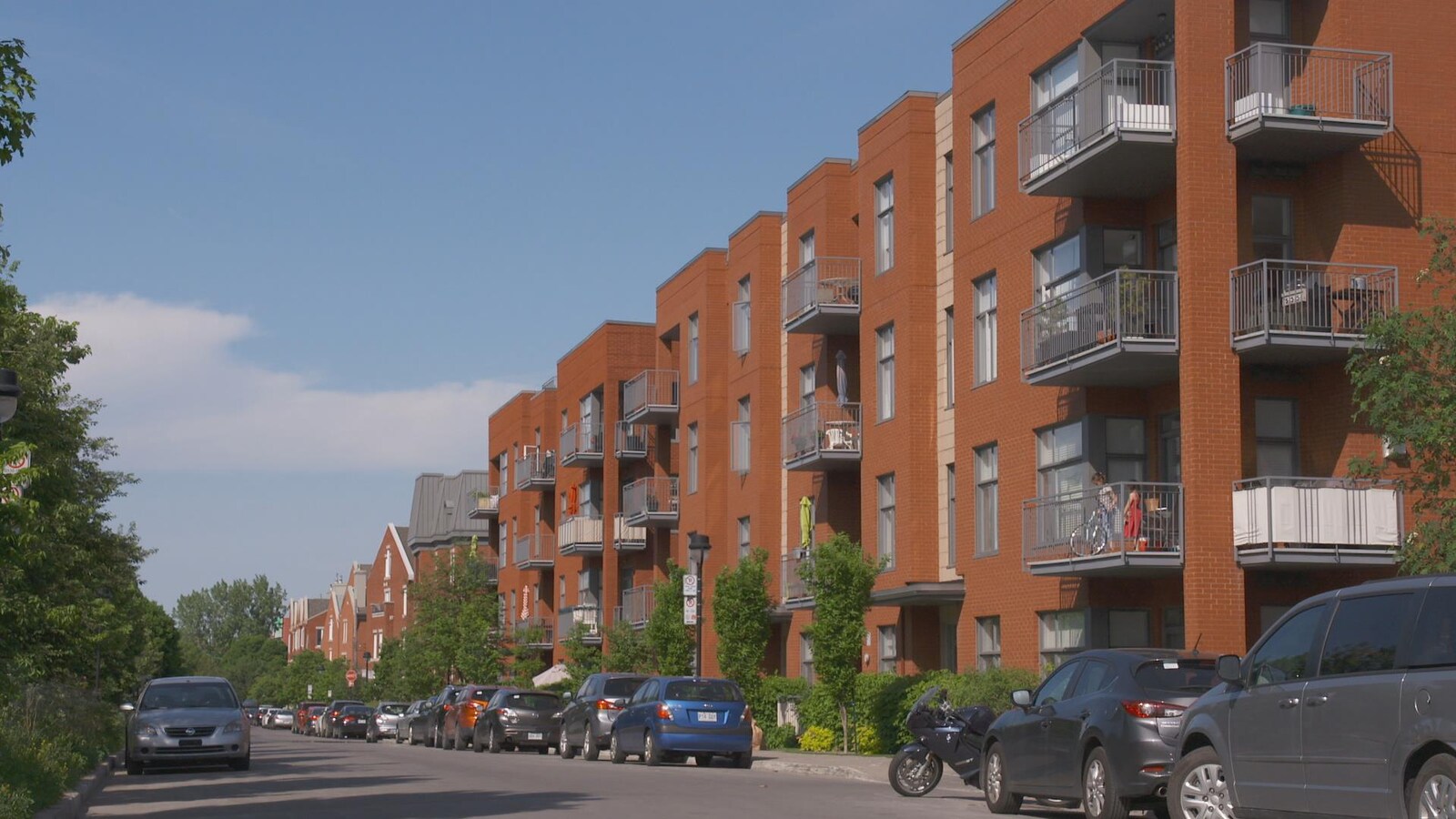 Des immeubles à appartements.