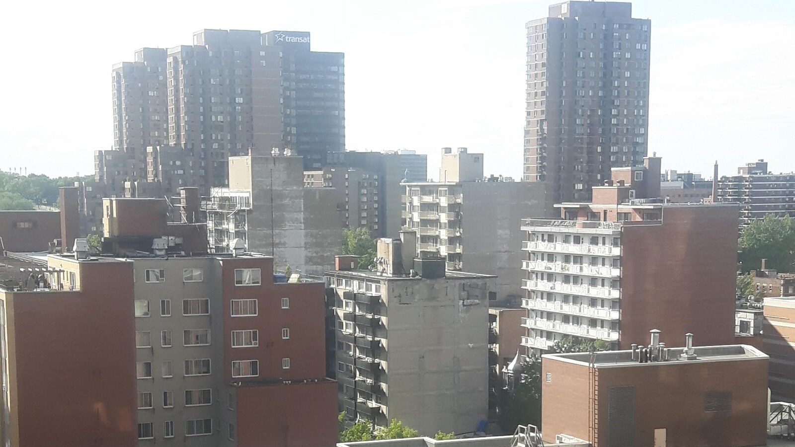 Vue sur des immeubles à logement de Montréal.
