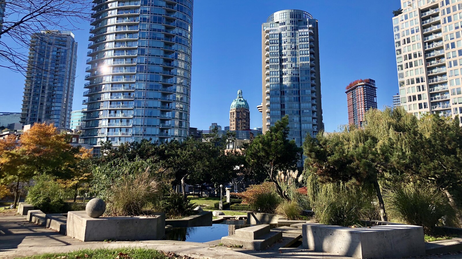 Six immeubles résidentiels et un parc au centre-ville de Vancouver.