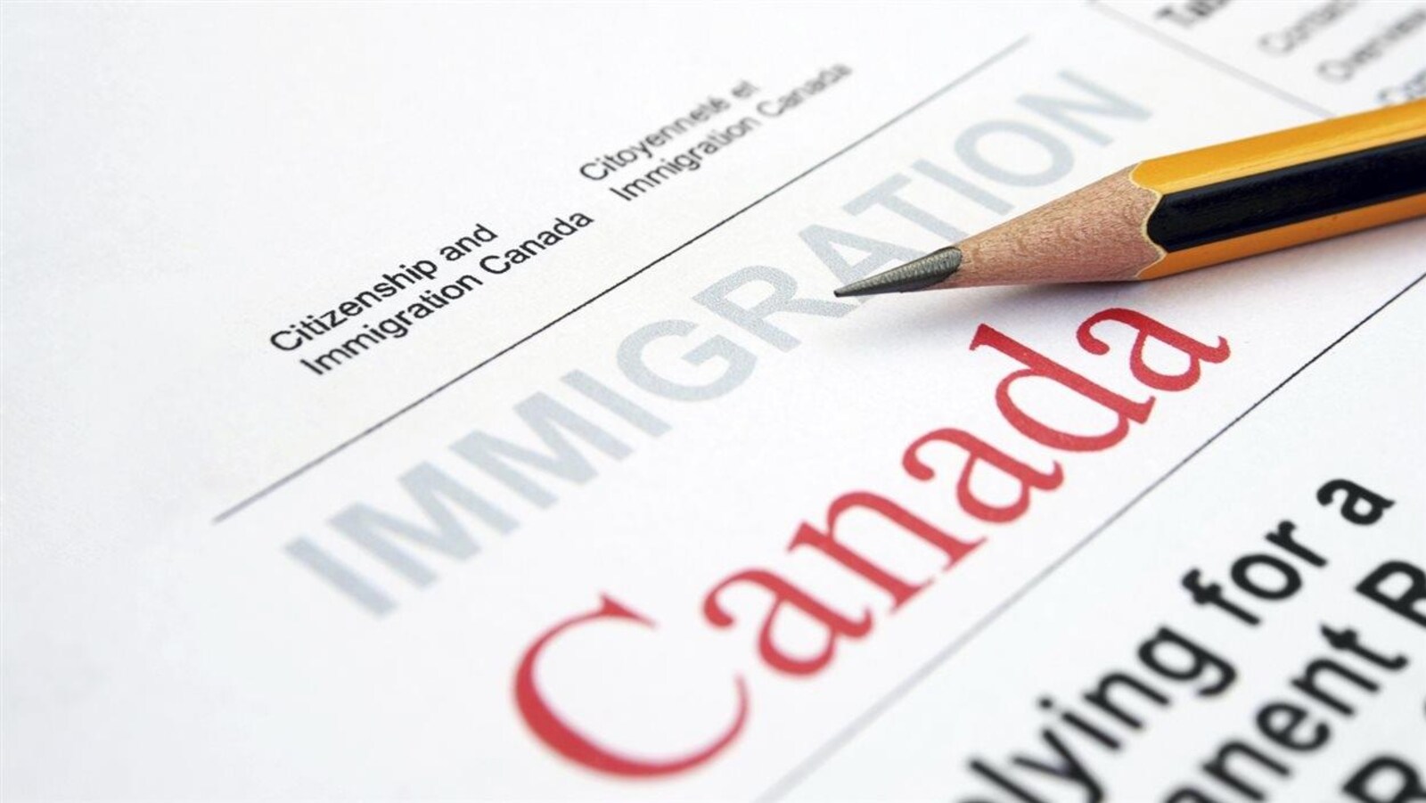 Un formulaire d'Immigration Canada avec un crayon à la mine déposé par-dessus.