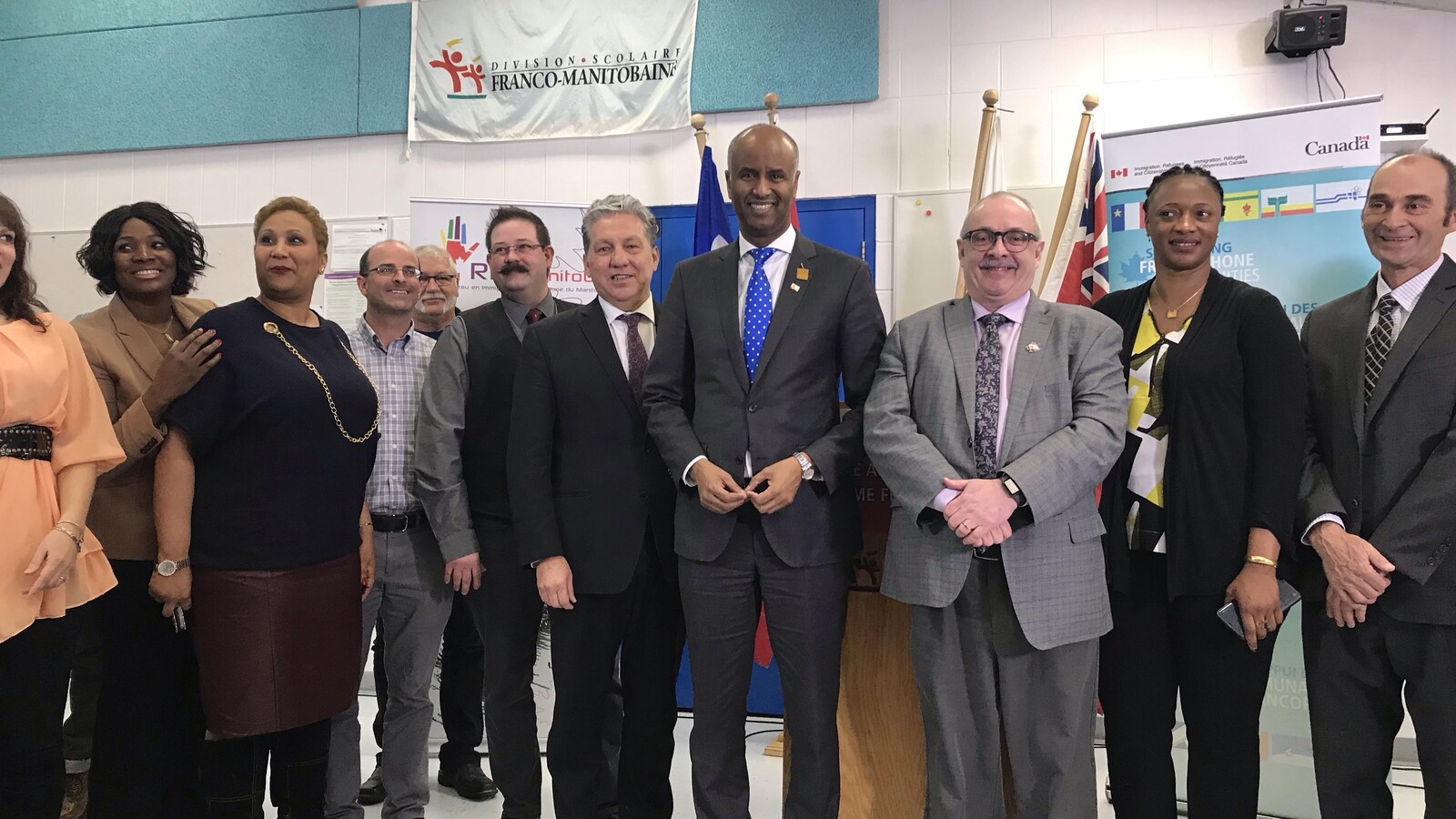 Un groupe de Manitobain entoure le ministre fédéral de l'Immigration, des Réfugiés et de la Citoyenneté, Ahmed Hussein.