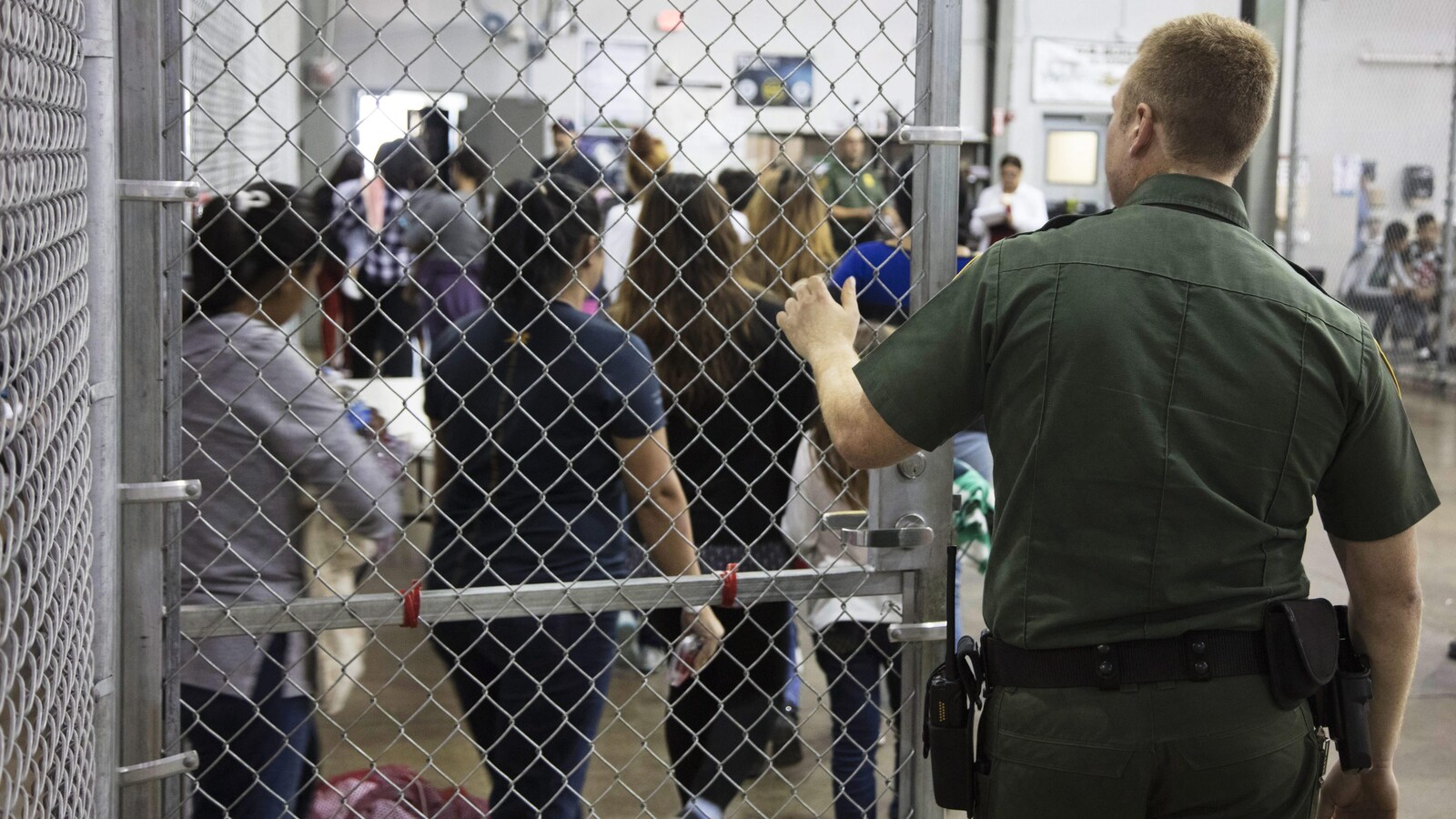 Les immigrants qui entrent aux États-Unis en traversant illégalement la frontière mexicaine sont arrêtés puis emprisonnés (photo). Leurs enfants sont envoyés dans des centres spécialement aménagés pour eux.