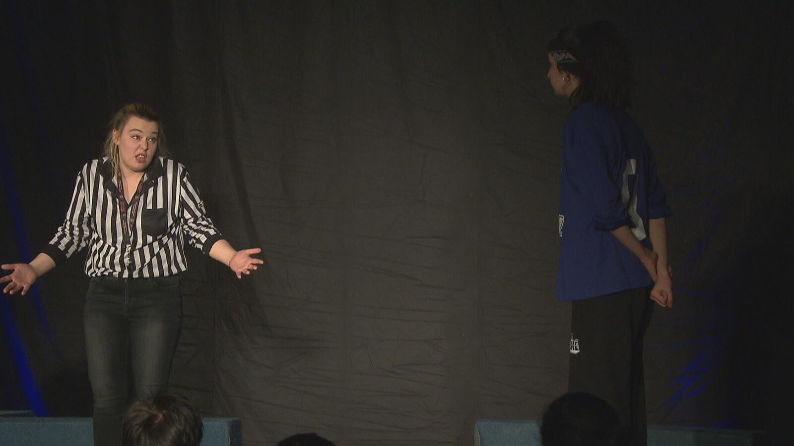 Une arbitre parle avec une joueuse d'improvisation.