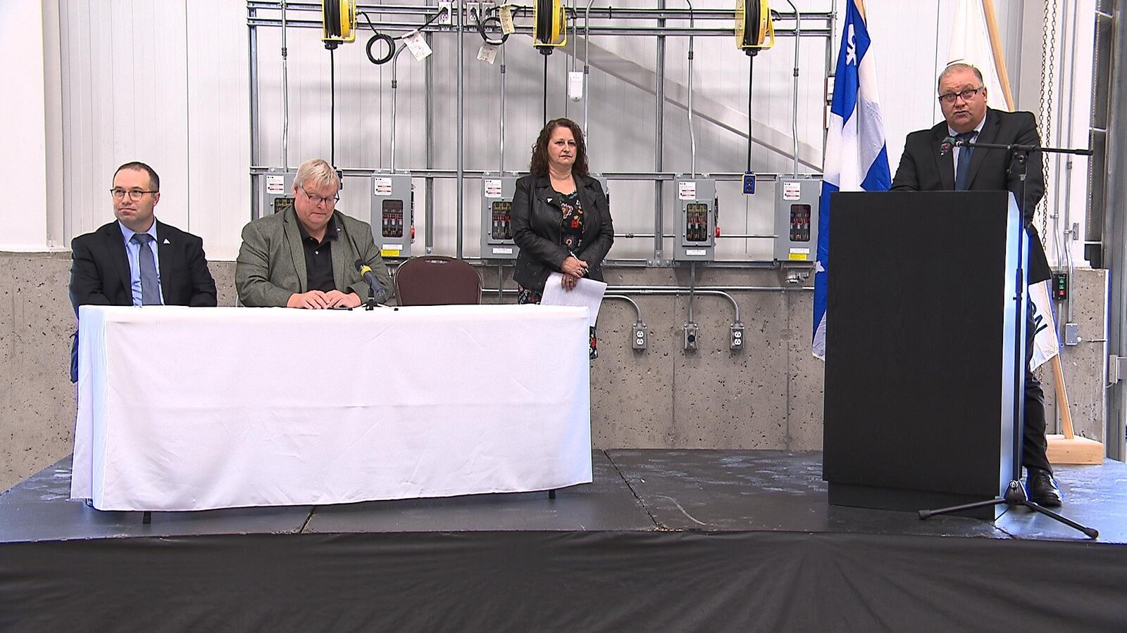 Le président de la Commission scolaire du Fer, Rodrigue Vigneault, s'adresse à la foule.