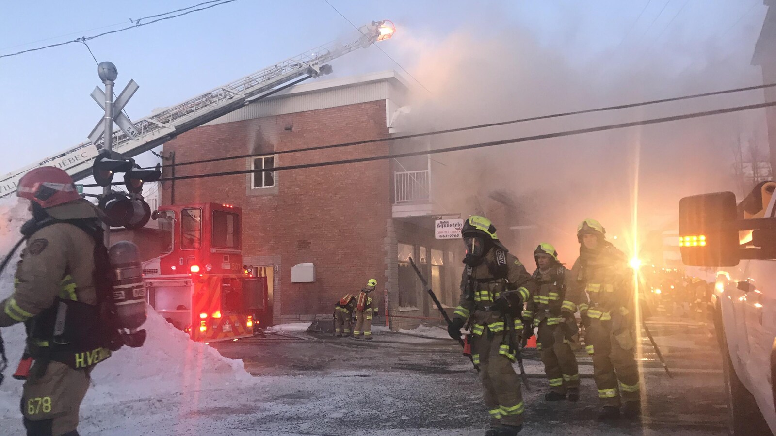 Au moins une cinquantaine de pompiers combattent les flammes par temps froid.