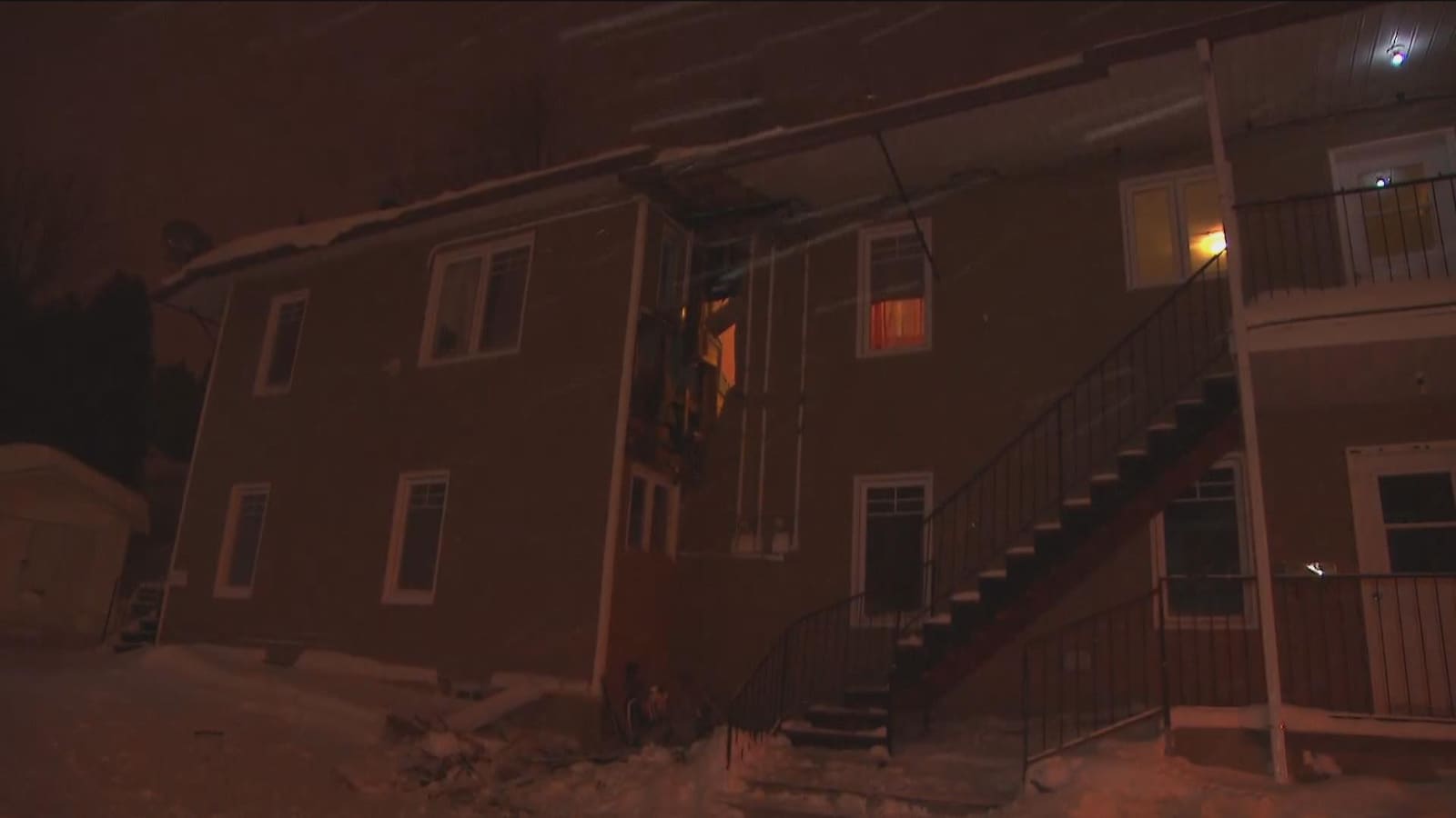 Un immeuble à logements abîmé par un incendie.