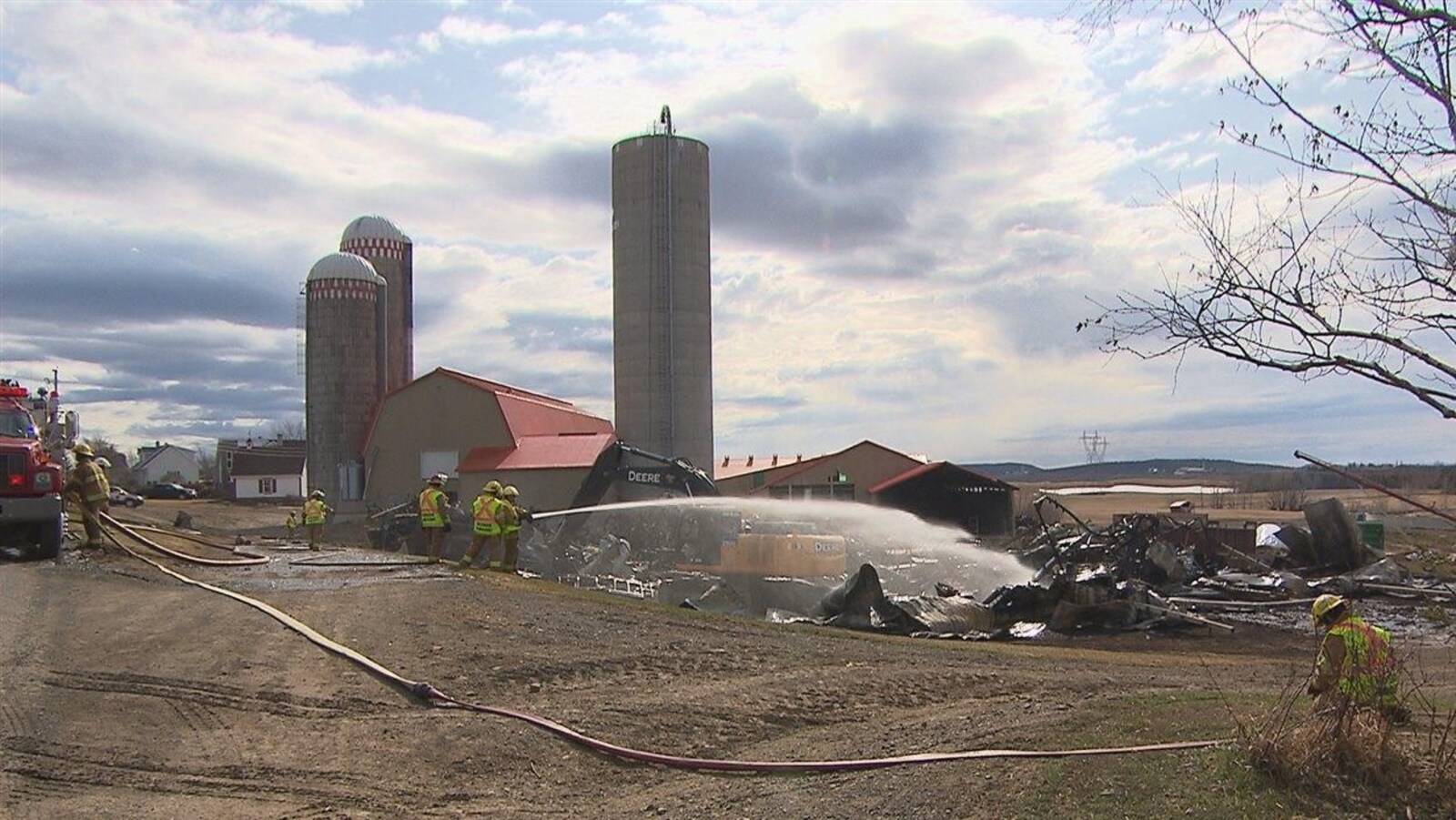 L'incendie a ravagé un garage de ferme au Bic et s'est propagé dans le champ avoisinant