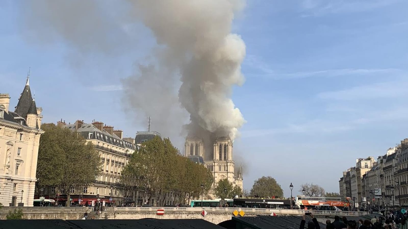 Un Incendie Est En Cours à La Cathédrale Notre-Dame De Paris | ICI ...