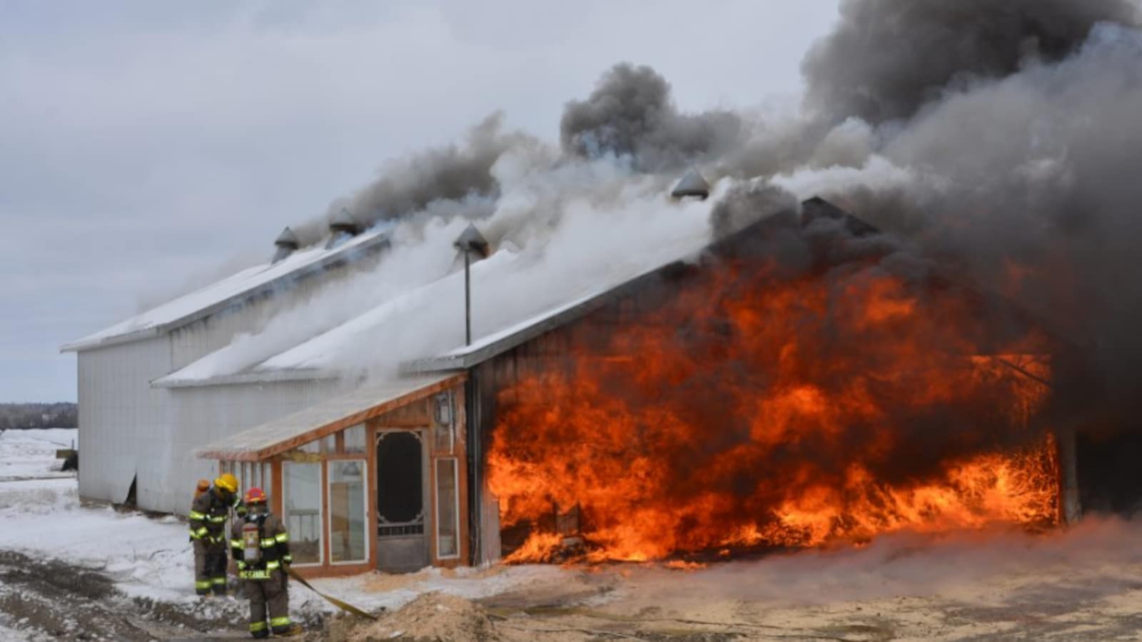 Un incendie a complètement détruit un bâtiment d'une ferme laitière de la paroisse de Plessisville.