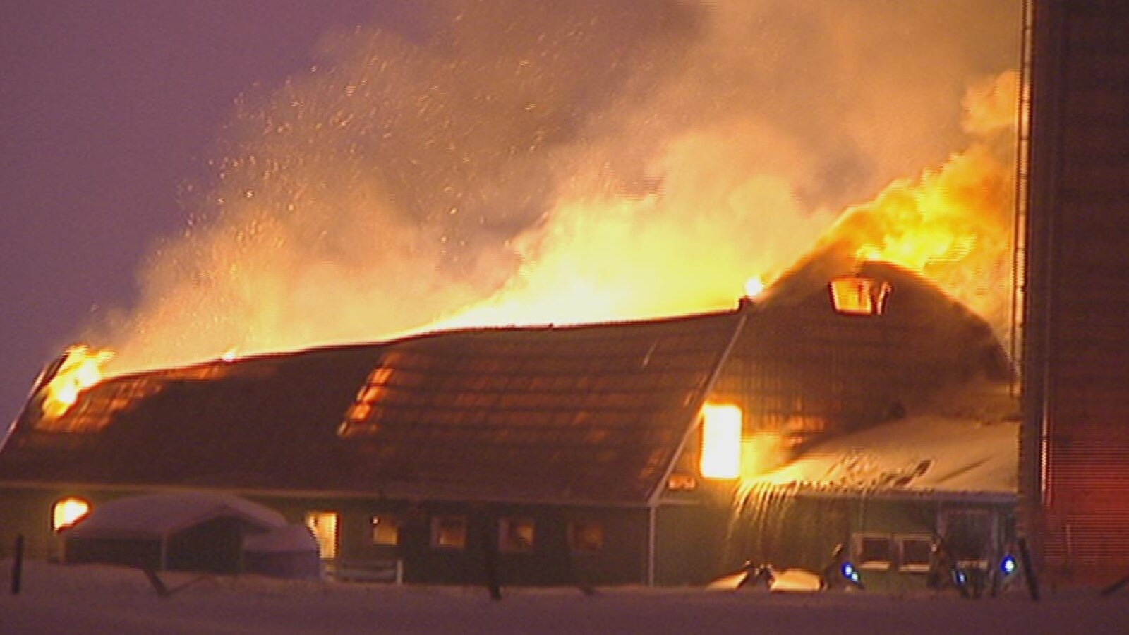 De vives flammes ravagent l'édifice.