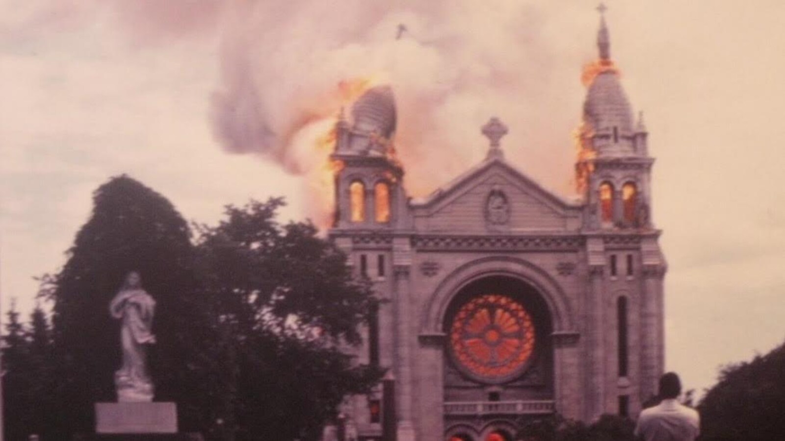 Un clocher s'écroule dans une boule de flammes, plus bas, la rosace luit d'un orange infernal.