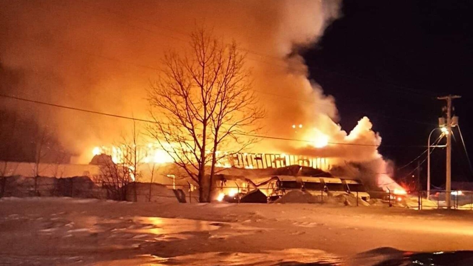 Le bâtiment est la proie des flammes.